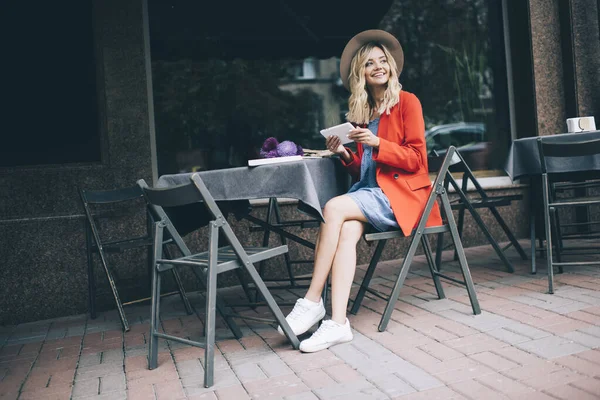 Όμορφη Blogger Μόδας Ντυμένη Κομψό Ντύσιμο Κρατώντας Ψηφιακό Tablet Στα — Φωτογραφία Αρχείου