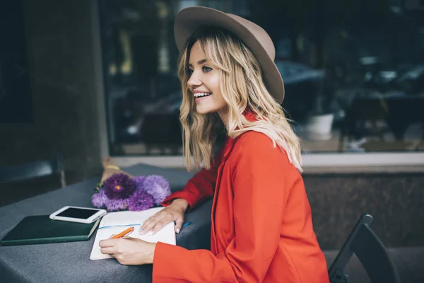 Fröhliches Hipstermädchen Mit Stylischem Hut Das Zeit Zum Lernen Und — Stockfoto