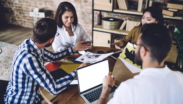 Contenuto Giovani Colleghi Diversi Abiti Casual Che Riuniscono Tavola Con — Foto Stock