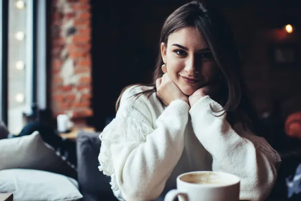 Mujer Agradable Ropa Casual Mirando Cámara Mientras Está Sentado Mesa — Foto de Stock