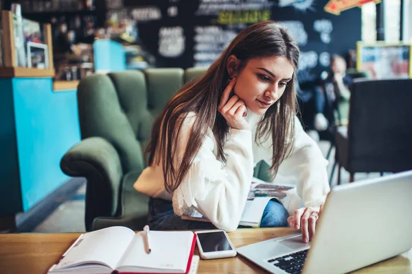 Freelancer Feminino Sério Roupas Casuais Com Cabelos Longos Sentados Mesa — Fotografia de Stock