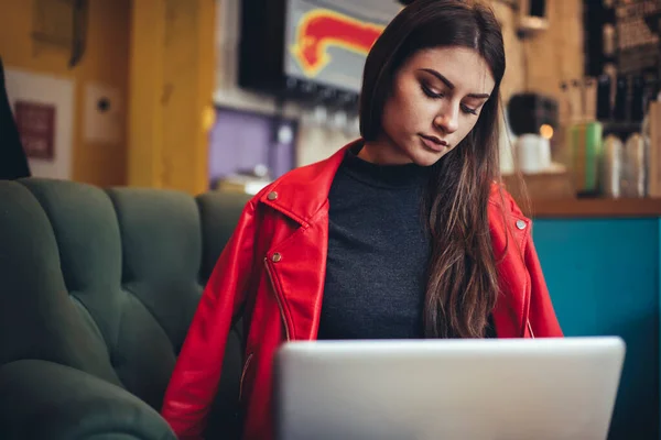 Ernsthafte Freelancerin Lässigem Outfit Mit Langem Haar Surft Laptop Während — Stockfoto