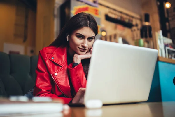 Trevlig Kvinnlig Frilansare Tittar Kameran När Han Sitter Vid Bordet — Stockfoto