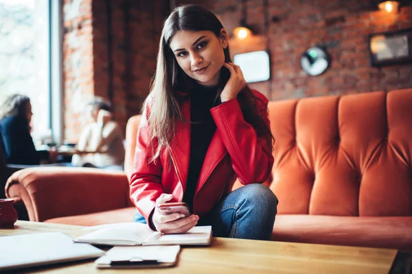 Ung Glad Kvinna Tittar Kameran Medan Sitter Soffan Lätt Cafeteria — Stockfoto