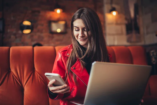 Freelancer Feminino Sorridente Com Cabelos Longos Sentado Sofá Com Laptop — Fotografia de Stock