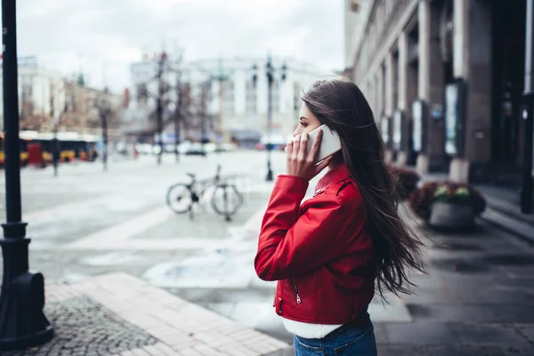 Sidovy Ung Kvinna Med Långt Hår Ljusa Casual Kläder Tittar — Stockfoto