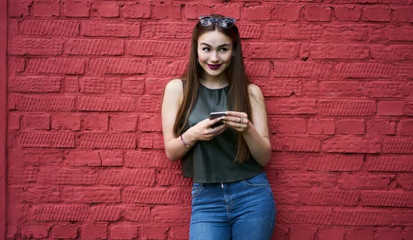 Happy Caucasian Blogger Modern Cellphone Device Networking Influence Content Smiling — Stock Photo, Image