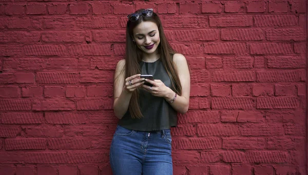 Csinos Női Blogger Használ Mobil Alkalmazás Online Üzenetküldés Csevegés Szociális — Stock Fotó