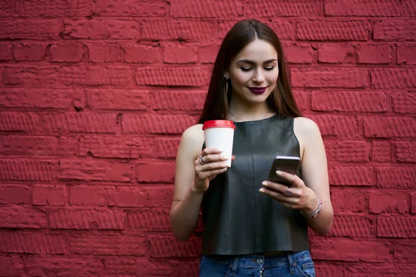 Fiatal Hipster Lány Elvitelre Kávé Telepítése Mobil Alkalmazás Hogy Online — Stock Fotó