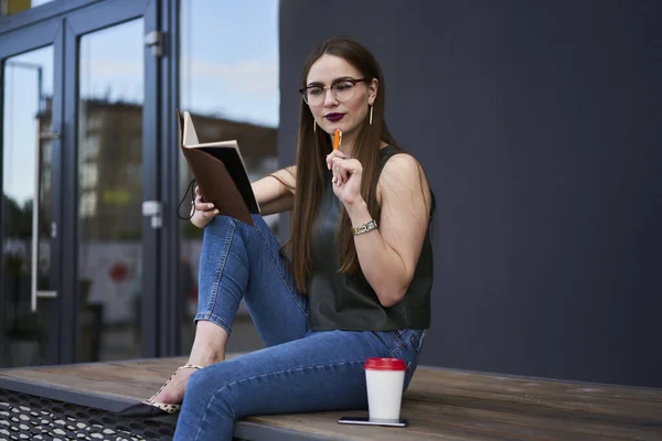 Kvinna Student Glasögon Lärande Och Läsa Lärobok Information För Projekt — Stockfoto