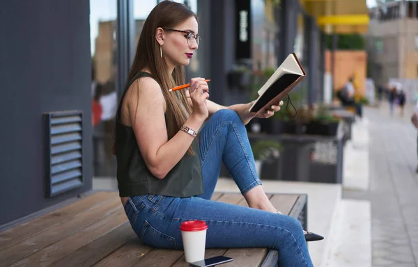 Ženské Studentky Brýlích Učení Čtení Učebnice Informace Pro Projekt Mladý — Stock fotografie