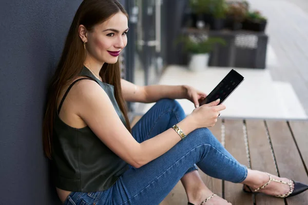 Zorgeloze Vrouwelijke Invloed Blogger Met Moderne Touch Pad Gadget Rusten — Stockfoto