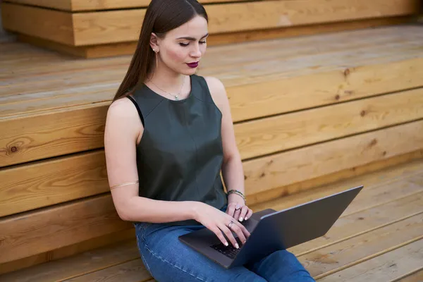 Mujer Joven Con Ordenador Portátil Navegación Página Web Para Leer — Foto de Stock