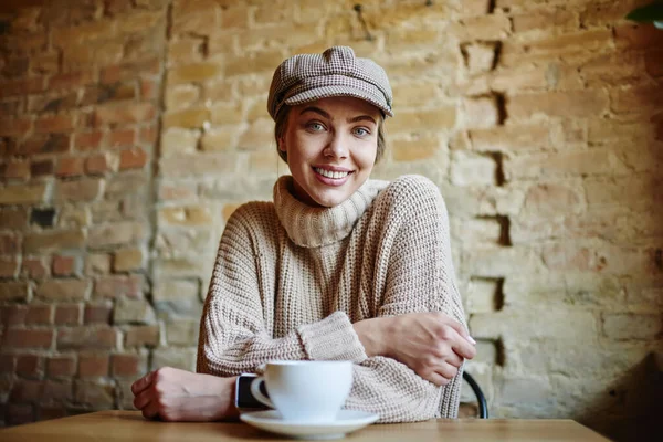 Mujer Joven Feliz Ropa Moda Con Sonrisa Dentada Las Manos — Foto de Stock