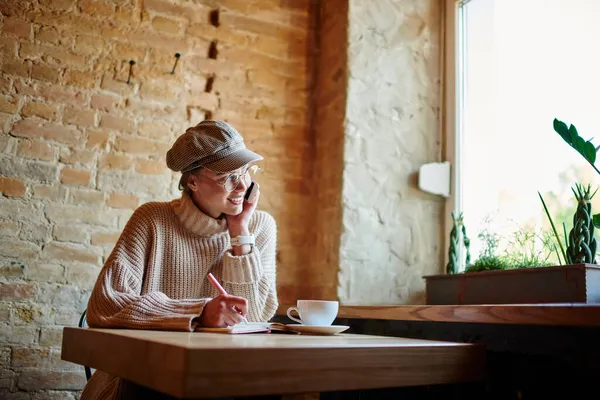 Jonge Vrolijke Vrouw Afgelegen Werknemer Trendy Kleren Met Tandenglimlach Weg — Stockfoto