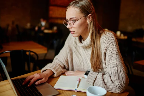 작업하는 안경을 탁자에 노트북을 사용하는 외딴곳에서 일하는 여성들 집중적으로 일하는 — 스톡 사진