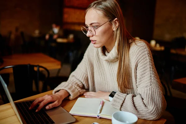 Geconcentreerde Vrouwelijke Werknemer Afstand Casual Kleding Met Bril Zitten Aan — Stockfoto