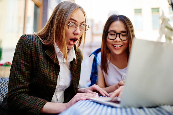 Verbazingwekkende Vrouwelijke Student Met Geopende Mond Optimistische Etnische Vrouw Zoek — Stockfoto