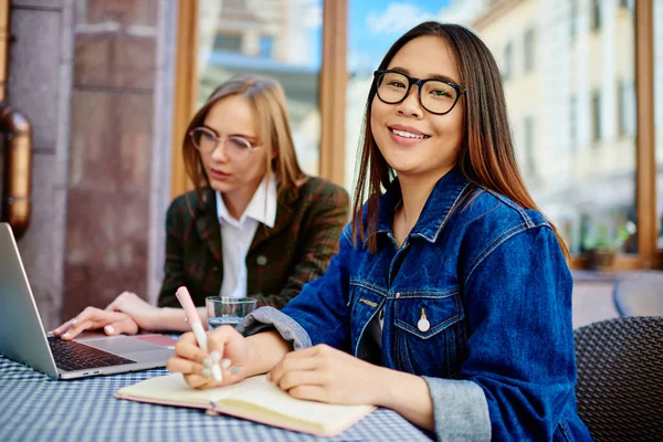 Weemoedige Vrouwelijke Freelancer Typen Laptop Vrolijke Aziatische Vrouw Het Nemen — Stockfoto