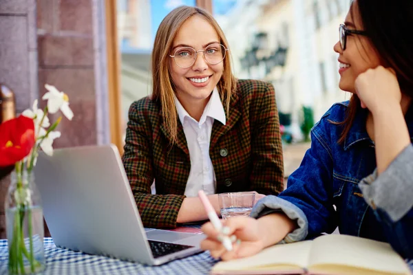 Gelukkig Vrouw Afgelegen Werknemer Met Laptop Gewas Aziatische Vrouw Het — Stockfoto