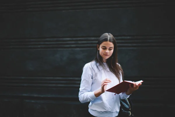 Mujer Joven Reflexiva Con Pelo Largo Chaqueta Blanca Casual Que — Foto de Stock