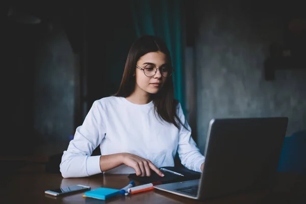 Joven Estudiante Femenina Enfocada Gafas Moda Sentada Mesa Madera Con —  Fotos de Stock