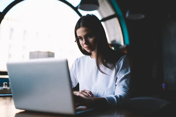 Geconcentreerde Vrouwelijke Freelancer Casual Outfit Browsen Netbook Terwijl Zitten Aan — Stockfoto