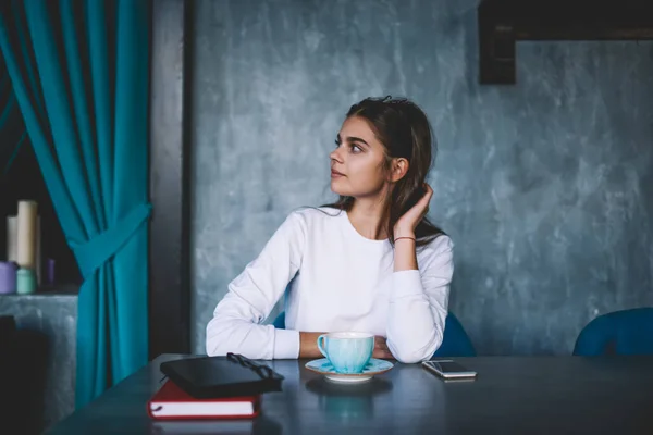 Düşünceli Genç Bir Kadın Kafeteryada Dinleniyor Kahve Kitaplarla Oturuyor Başka — Stok fotoğraf