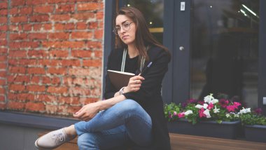Eğitimli, düşünceli bir kadın yazar. Gündüz boş zamanlarında metin fikrini düşünüyor. Eskiz defteriyle kafkasyalı bir blogcu, açık havada oturup bilgilerin üzerine kafa yoruyor.