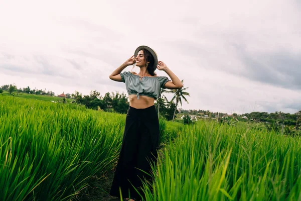 Bulutlu Havada Pirinç Tarlasında Gülerken Özgürlüğün Tadını Çıkarırken Yaz Kıyafetleri — Stok fotoğraf