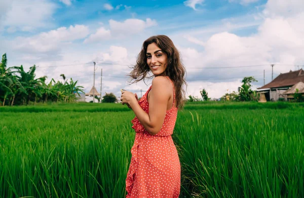 Optimistische Ethnische Frau Kleid Steht Einem Sonnigen Sommertag Auf Dem — Stockfoto