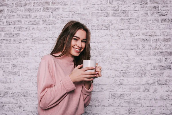 Mujer Joven Ropa Casual Con Pelo Largo Sonrisa Dentada Disfrutando — Foto de Stock