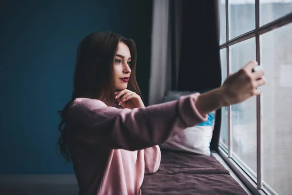 Tampilan Samping Menarik Perempuan Dalam Pakaian Santai Dengan Bibir Merah — Stok Foto