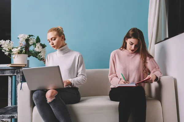 Młoda Kobieta Freelancer Długimi Włosami Robi Notatki Notatniku Zamyślony Kobieta — Zdjęcie stockowe