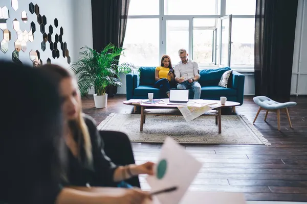 Acogedor Sofá Situado Amplio Espacio Trabajo Creativo Con Mujer Usando —  Fotos de Stock