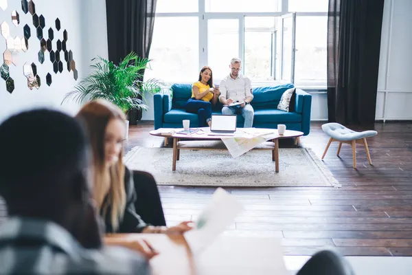 Männliche Und Weibliche Mitarbeiter Die Einem Projekt Arbeiten Sitzen Auf — Stockfoto