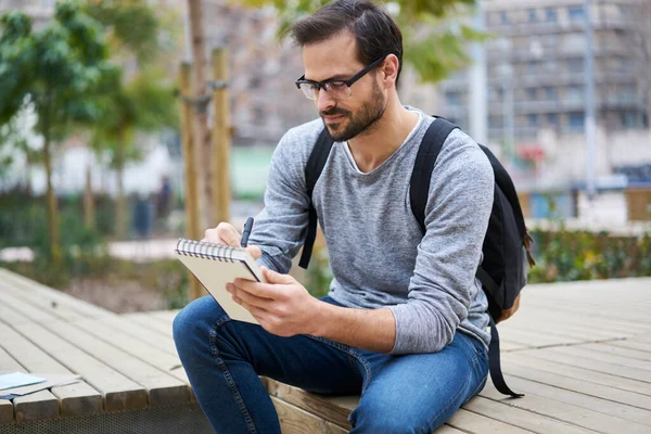 Lugn Man Med Skägg Jeans Gör Skiss Jotter Medan Arbetar — Stockfoto