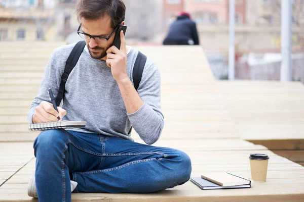 Funcionário Masculino Concentrado Discutindo Problemas Financeiros Com Parceiro Smartphone Enquanto — Fotografia de Stock