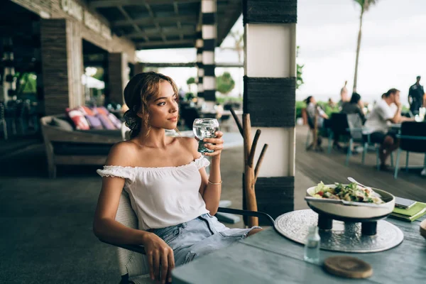 Düşünceli Kadın Bir Kase Salatayla Restoranın Terasında Oturuyor Beyaz Bluz — Stok fotoğraf