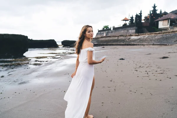 Visão Traseira Fêmea Sensual Vestido Branco Costa Arenosa Mar Ondulando — Fotografia de Stock