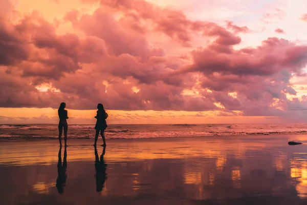 Vista Posterior Turistas Anónimos Femeninos Parados Orilla Arenosa Húmeda Cerca — Foto de Stock