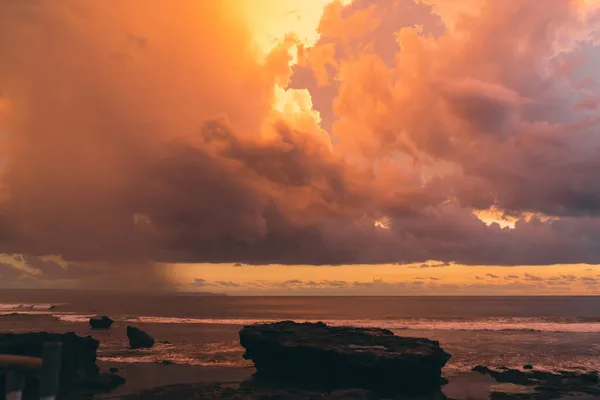Durgun Okyanus Üzerinde Yüzen Renkli Bulutlar Gün Batımında Karanlık Kumların — Stok fotoğraf