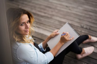 Dalgalı saçlı kaygısız hippi kız, salgın karantina sırasında moda illüstrasyonunun nasıl illüstrasyonla ilgilendiğini öğreniyor.