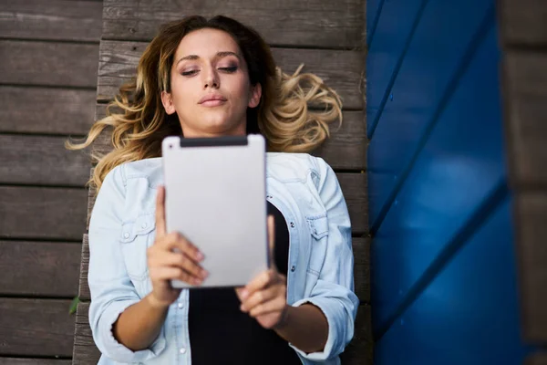 Menina Hipster Caucasiana Roupas Casuais Descansando Cidade Leitura Texto Ebook — Fotografia de Stock