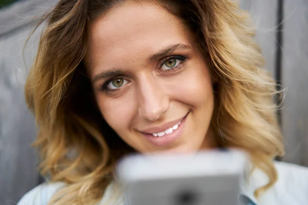 Close Portrait Carefree Female Blogger Digital Mobile Device Posing Outdoors — Stock Photo, Image