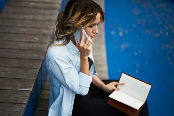 Millennial Frau 20Er Jahre Die Roaming Verbindung Für Kontaktanrufe Und — Stockfoto