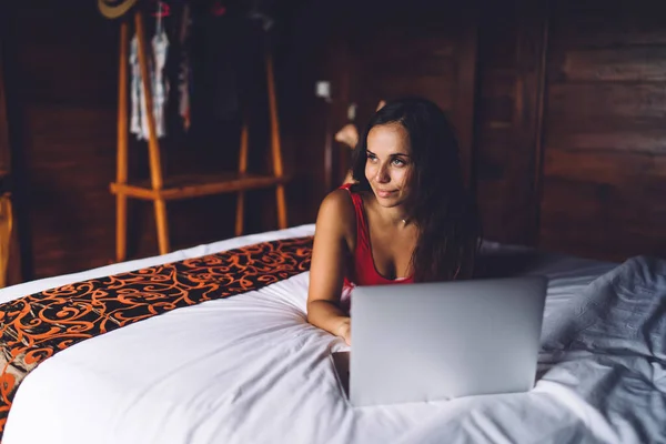 Fröhliche Frau Liegt Auf Weichem Bett Schlafzimmer Und Blättert Netbook — Stockfoto