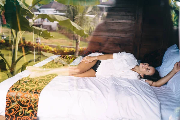 Ευτυχισμένη Λεπτή Ξυπόλητη Γυναίκα Νυχτικό Ξαπλωμένη Κλειστά Μάτια Τσαλακωμένο Σεντόνι — Φωτογραφία Αρχείου