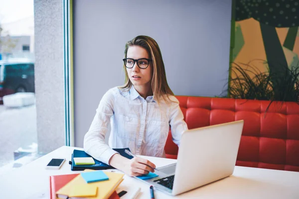 Umsichtige Remote Arbeiterin Mit Langen Haaren Und Brille Die Wegschaut — Stockfoto