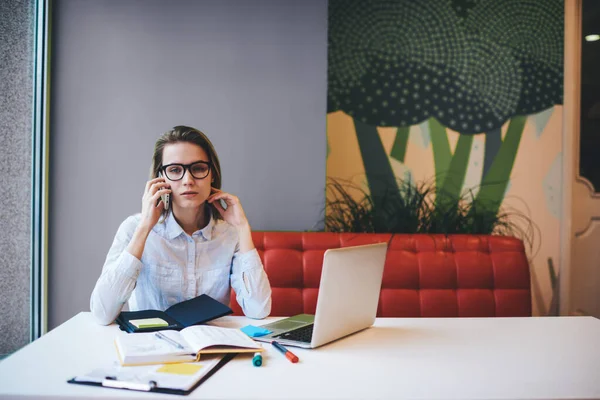 Travailleuse Réfléchie Distance Dans Des Vêtements Décontractés Avec Des Lunettes — Photo